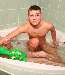 Freddy & Matt Bathtime 5a1fbf8786e7a.jpg