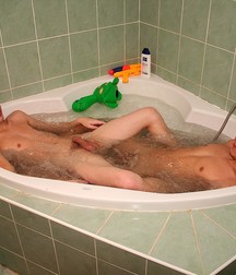 Freddy & Matt Bathtime 5a1fbf966a17c.jpg