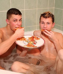 Freddy & Matt Bathtime 5a1fc01107e21.jpg