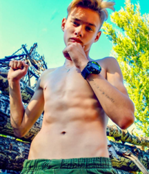 Boys naked and phone 5da4ddabf2fe7.png