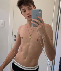 Boys naked and phone 5da4ddccbd5e9.png