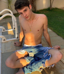 Boys naked and phone 5da4ddd036237.png