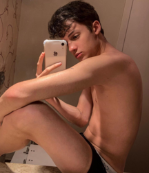 Boys naked and phone 5da4ddd1c6884.png