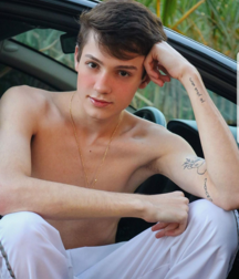 Boys naked and phone 5da4ddd3b532d.png