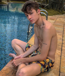 Boys naked and phone 5da4dddeb7aeb.png