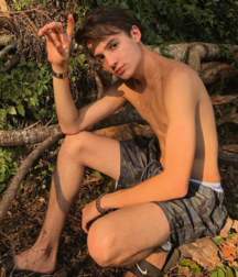 Boys naked and phone 5da4dde73f05e.png
