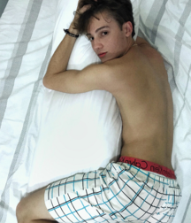 Boys naked and phone 5da4ddea6612c.png