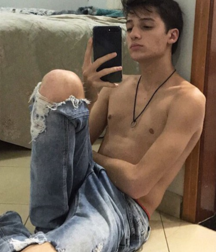 Boys naked and phone 5da4ddef75d82.png