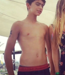 Very cute boys 5df3dff379eb9.png