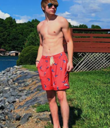 Teens on beach série 1 NN 5e554ccecdc46.png