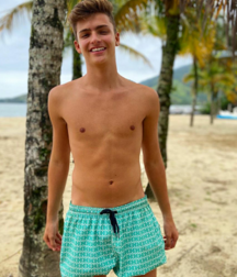Teens on beach série 1 NN 5e554ce22e0e8.png