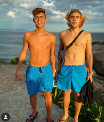Teens on beach série 1 NN 5e554ce9415a5.png