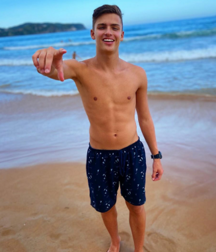 Teens on beach série 1 NN 5e554cf033d70.png