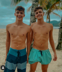 Teens on beach série 1 NN 5e554cf733101.png