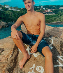 Teens on beach série 1 NN 5e554cfa81b6c.png