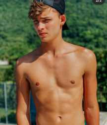 Teens on beach série 1 NN 5e554d015204a.png