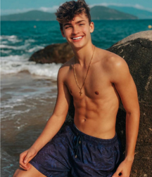 Teens on beach série 1 NN 5e554d1b97232.png