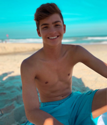 Teens on beach série 1 NN 5e554d33bc1a4.png