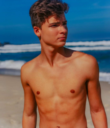 Teens on beach série 1 NN 5e554d371ee51.png