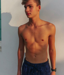 Teens on beach série 1 NN 5e554d3fbed73.png