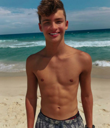 Teens on beach série 1 NN 5e554d42d0d8a.png
