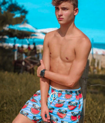 Teens on beach série 1 NN 5e554d4635a65.png