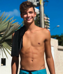Teens on beach série 1 NN 5e554d48d17be.png