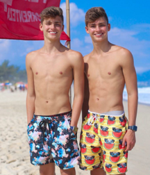 Teens on beach série 1 NN 5e554d51be9ec.png