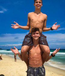 Teens on beach série 1 NN 5e554d54c5c81.png