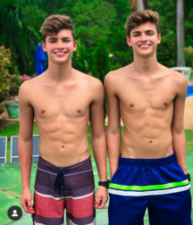 Teens on beach série 1 NN 5e554d58b2950.png
