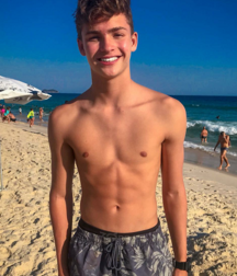Teens on beach série 1 NN 5e554d5ede3f8.png