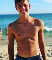 Teens on beach série 1 NN 5e554d6216c99.png