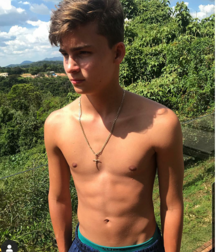 Teens on beach série 1 NN 5e554d6614e11.png