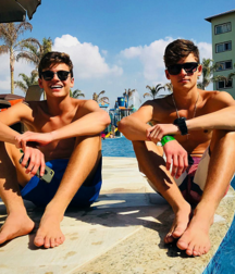 Teens on beach série 1 NN 5e554d7d2b480.png