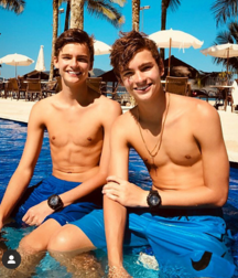 Teens on beach série 1 NN 5e554d812617f.png