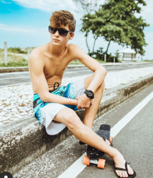 Teens on beach série 1 NN 5e554d84497e1.png