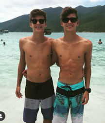 Teens on beach série 1 NN 5e554d951e774.png