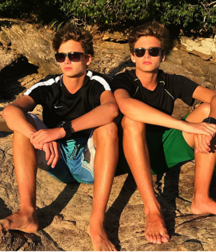 Teens on beach série 1 NN 5e554d989ef54.png