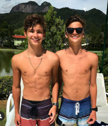 Teens on beach série 1 NN 5e554d9c217d7.png