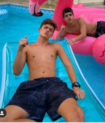 Teens on beach série 1 NN 5e554db4cbf34.png