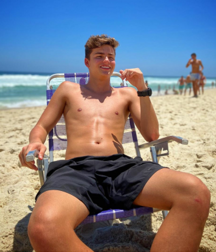 Teens on beach série 1 NN 5e554db7eeb90.png
