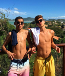 Teens on beach série 1 NN 5e554dbe9948f.png