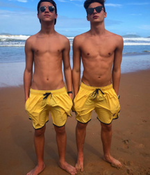 Teens on beach série 1 NN 5e554dc8c1112.png