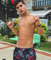 Teens on beach série 1 NN 5e554dcbeafb2.png