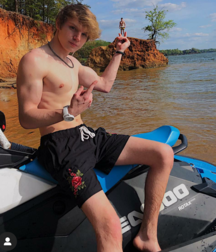 Teens outdoor, NN 5e554eaba704c.png