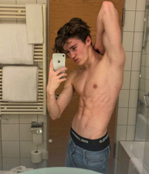 Teen models and sports, NN 5e7c91f6859a5.png