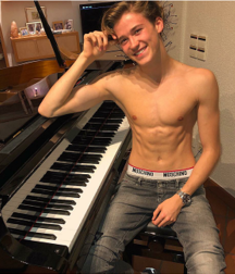 Teen models and sports, NN 5e7c92061bf28.png