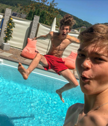 Teen models and sports, NN 5e7c921ae607e.png