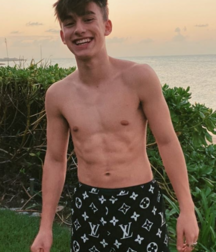 Teen models and sports, NN 5e7c927fdc760.png