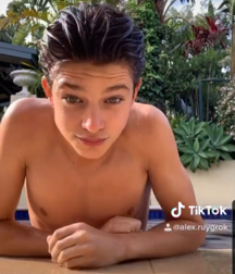 Summer boys funny gay porn selfies  5f551dcb1d2ec.png